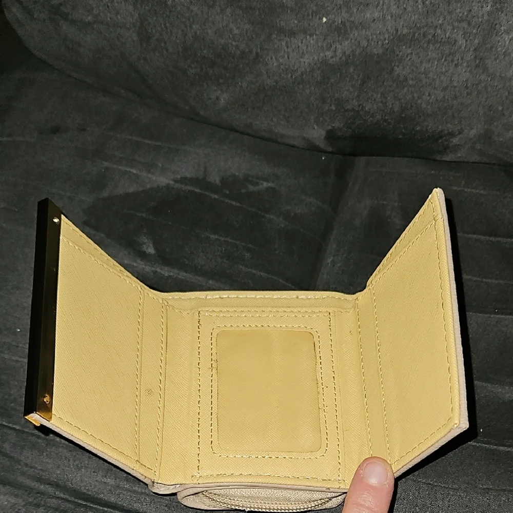 Chic Womens Beige Vegan Leather Wallet Gold Bow Button Clasp Zipper Pouch NWT - Picture 4 of 9